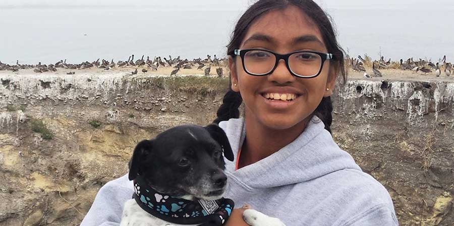 La missione di Meena, ragazza di 14 anni adottata: aiutare i cani anziani