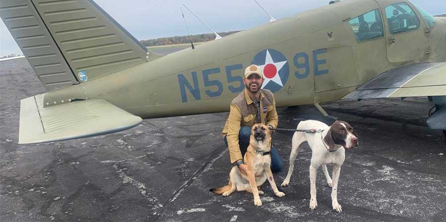 Ristoratore salva con un vecchio aereo i cani maltrattati