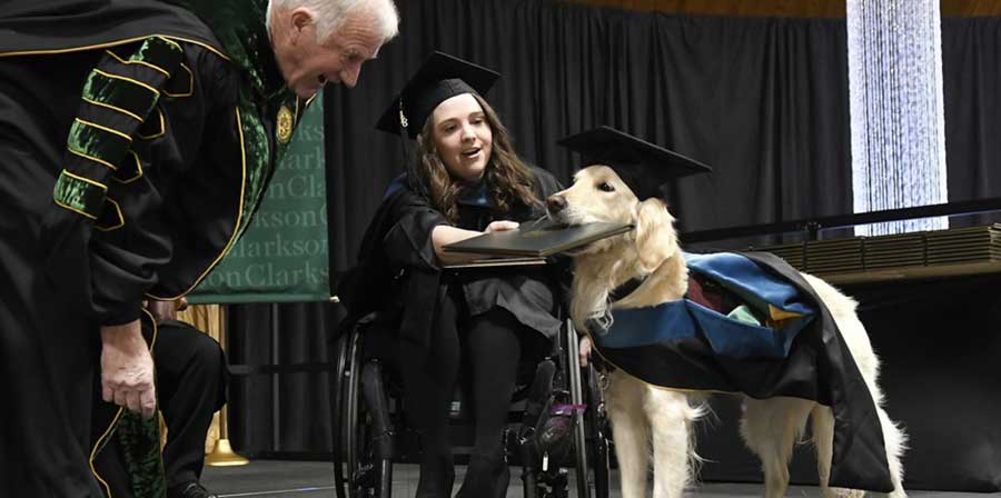 Aiuta ragazza per master, laurea ad honorem al cane Griffin
