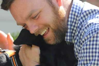 Dopo otto anni marine ritrova e adotta il cane con cui ha prestato servizio