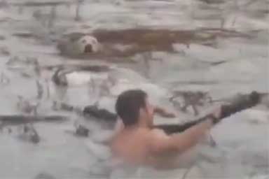 Cane cade in lago ghiacciato, due poliziotti lo salvano: il video