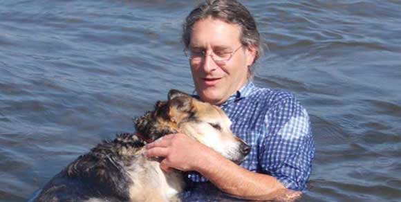 Ѐ morto Schoep, il cane cullato nell’acqua dal suo padrone