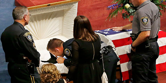 Funerali ufficiali per il cane poliziotto morto in servizio: il bacio del sergente