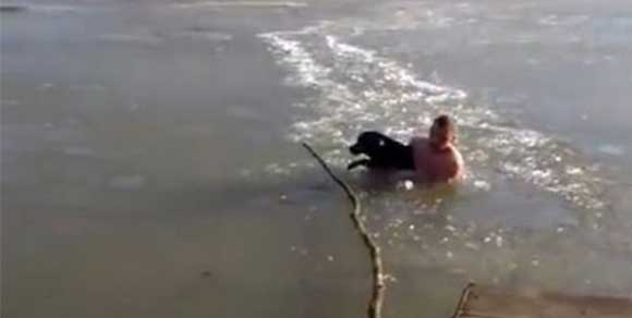 A torso nudo nel ghiaccio per salvare un cane