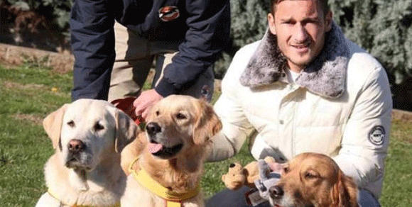 Doppio salvataggio per Ariel, il cane-bagnino di Totti