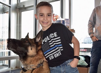 Negli Usa bimbo di 9 anni aiuta a comprare i giubbotti antiproiettile ai cani poliziotto