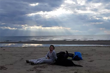 Girano l'Europa per pulire le spiagge: prof e cane insieme per l'ambiente