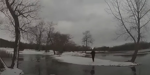 Cane cade in un lago ghiacciato, poliziotto lo salva