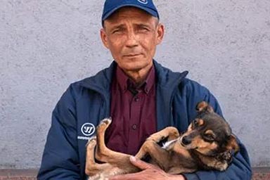 Ucraina, fugge a piedi per 255 km senza mai lasciare il suo cane