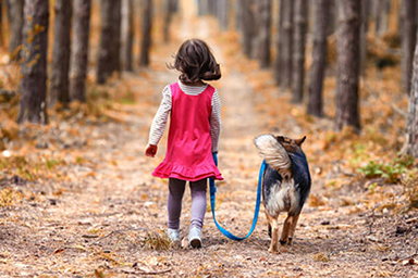 I bambini sono amici dei cani e li aiutano spontaneamente. Lo rivela uno studio