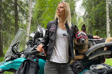 Gira il mondo in moto con la proprietaria: la storia di Jessica e Moxie