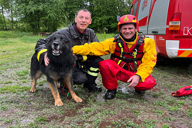Cane finisce tra le rapide del fiume Stura: i Vigili del fuoco lo salvano