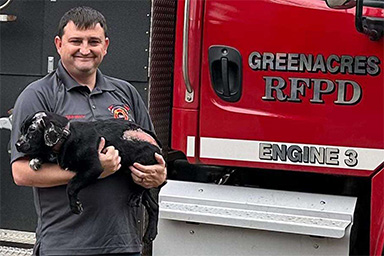 Smoky, simbolo di resilienza: rimasto ustionato in un incendio, viene adottato da un pompiere