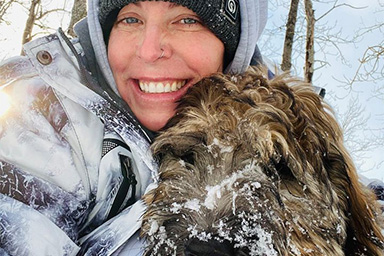 Viene trovata morta abbracciata al suo cane che ha cercato di salvare: l'eroico gesto di una donna
