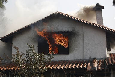 Scoppia incendio a casa: cane abbaia fino a quando sveglia la sua famiglia salvandola