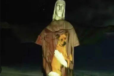 Il Cristo Redentore abbraccia un cane per promuovere l'adozione degli animali abbandonati