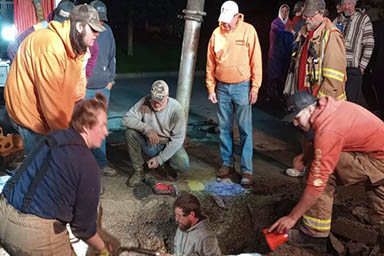 Cane rimane intrappolato in un tombino: salvato dopo sei ore di calvario