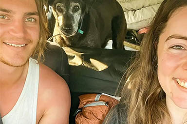 Cane sta per morire: coppia decide di celebrare le nozze insieme al loro Jack