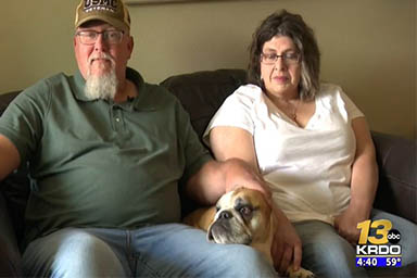 Per un mese da solo a difendersi da coyote e puma, ma il cane Gunny sopravvive