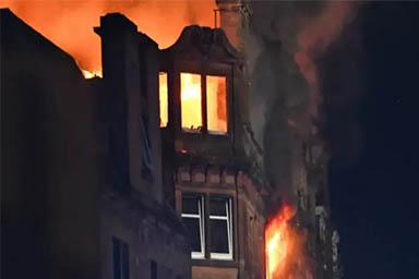 Cane sopravvive per giorni tra le macerie della sua casa bruciata