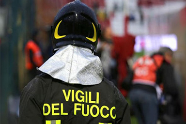 Cane rimane intrappolato nella corrente di un canale: i pompieri lo salvano