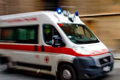 Insegue l'ambulanza in cui si trova il suo compagno umano: la fedeltà del cane Diego