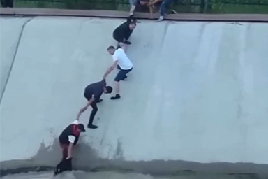 Diventa monumento la catena umana che salvò la vita di un cane