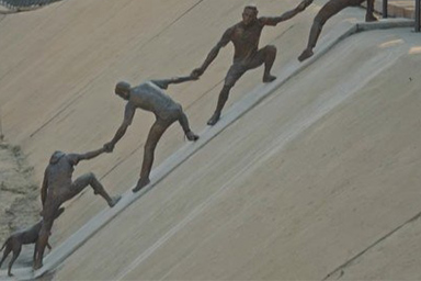 catena umana monumento