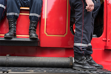 Cane in difficoltà in un canale viene salvato dai Vigili del fuoco