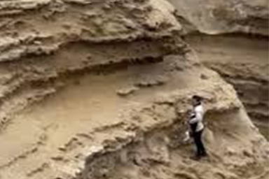 Uomo intrappolato in un canyon in Perù: uomo lo salva