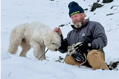 Sopravvive per 50 ore tra le montagne dopo una valanga: lieto fine per il cane LouLou